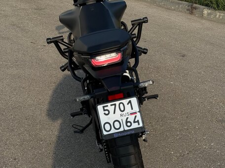 2024 Husqvarna Svartpilen 401, чёрный, 565000 рублей, вид 4