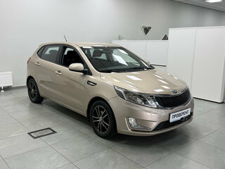 2013 Kia Rio 5-speed III, бежевый, 650000 рублей, вид 3