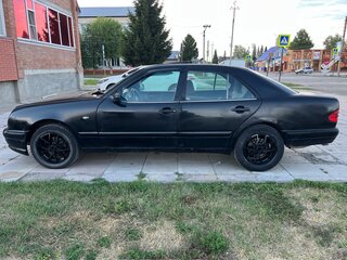 1997 Mercedes-Benz E-Класс 200 II (W210, S210), чёрный, 350000 рублей, вид 2