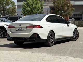 2024 BMW 5 серии 523d VIII (G60/G61/G68), белый, 6985000 рублей, вид 4