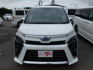 2021 Toyota Voxy III (R80) Рестайлинг, белый, 1520000 рублей, вид 3