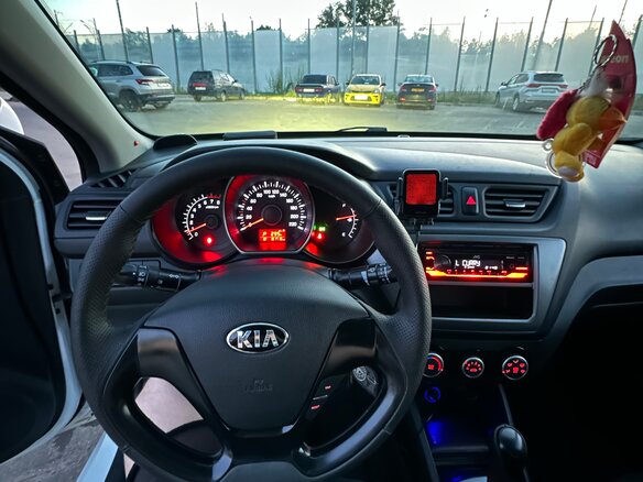 2015 Kia Rio III Рестайлинг, белый, 900000 рублей - вид 12