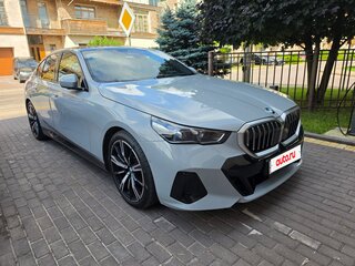 2024 BMW 5 серии 530i xDrive VIII (G60/G61/G68), серый, 7280000 рублей, вид 3