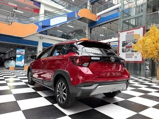 2023 Toyota Yaris L X XP150 Рестайлинг, красный, 1300000 рублей, вид 4