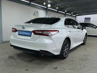 2021 Toyota Camry VIII (XV70) Рестайлинг, белый, 3349000 рублей, вид 5