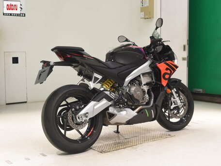 2023 Aprilia Tuono 660, чёрный, 900000 рублей, вид 4