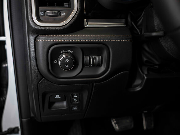2026 Ram 1500 Crew Cab V Рестайлинг, белый - вид 12