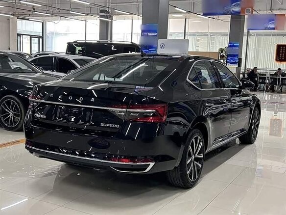 2025 Skoda Superb III Рестайлинг, чёрный - вид 6