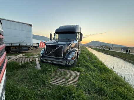 2004 Volvo VNL, чёрный, 4300000 рублей, вид 3