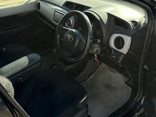 2014 Toyota Vitz III (XP130), чёрный, 690000 рублей, вид 4