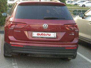2017 Volkswagen Tiguan II, пурпурный, 1840200 рублей, вид 1