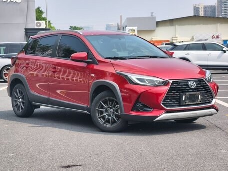 2023 Toyota Yaris L XP150 Рестайлинг, красный, 1110000 рублей, вид 3