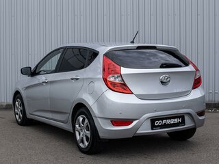 2013 Hyundai Solaris I, серебристый, 680000 рублей, вид 2