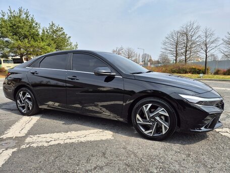 2023 Hyundai Avante VII, чёрный, 1911000 рублей, вид 3