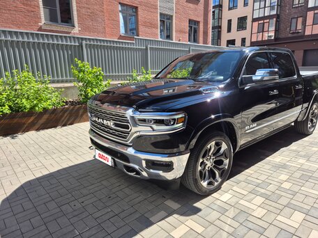 2020 Ram 1500 Quad Cab IV (DS/DJ), чёрный, 5150000 рублей, вид 2