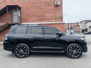 2020 Toyota Land Cruiser 200 Series Рестайлинг 2, чёрный, 8200000 рублей, вид 4