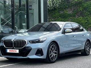 2024 BMW 5 серии 520i VIII (G60/G61/G68), голубой, 4773000 рублей, вид 2