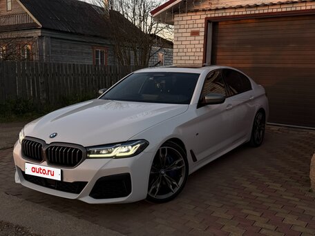 2021 BMW 5 серии M550i xDrive VII (G30/G31/G38) Рестайлинг, белый, 5500000 рублей, вид 2