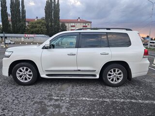 2016 Toyota Land Cruiser 200 Series Рестайлинг 2, белый, 6500000 рублей, вид 1