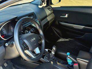 2013 Kia Rio 5-speed III, чёрный, 1100000 рублей, вид 5