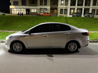 2015 Kia Rio III Рестайлинг, серебристый, 950000 рублей, вид 5