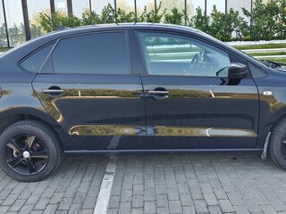 2017 Volkswagen Polo V Рестайлинг, чёрный, 860000 рублей, вид 4