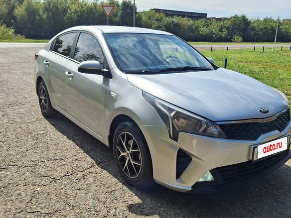 2021 Kia Rio IV Рестайлинг, серебристый, 1980000 рублей - вид 1