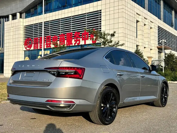 2023 Skoda Superb III Рестайлинг, серый, 1780700 рублей - вид 3