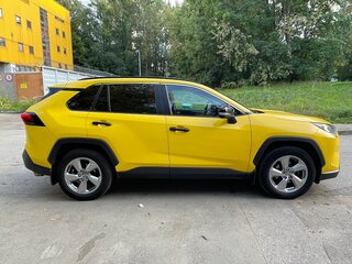 2019 Toyota RAV4 V (XA50), жёлтый, 2900000 рублей, вид 4
