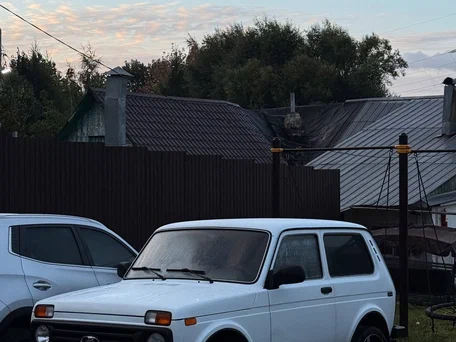 2011 Lada (ВАЗ) 2121 (4x4) I Рестайлинг, белый, 600000 рублей, вид 1