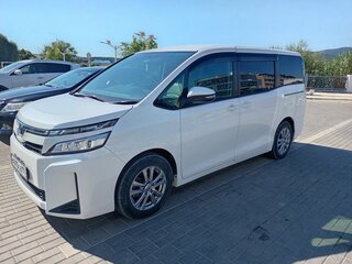 2018 Toyota Voxy III (R80) Рестайлинг, белый, 2350000 рублей, вид 1