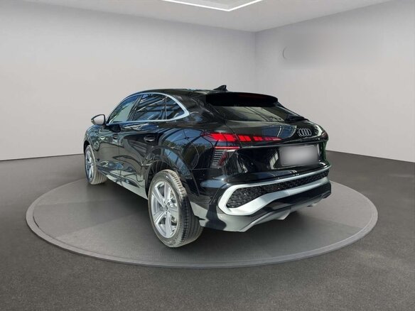 2026 Audi Q3 Sportback e-hybrid III (FJ), чёрный, 6650000 рублей - вид 3