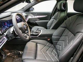 2026 BMW 7 серии 750e xDrive VII (G70), чёрный, 17327004 рублей, вид 4