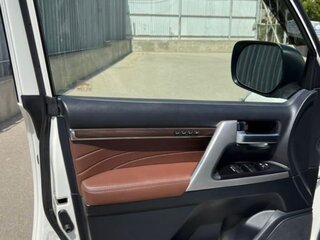 2019 Toyota Land Cruiser 200 Series Рестайлинг 2, белый, 7000000 рублей, вид 4