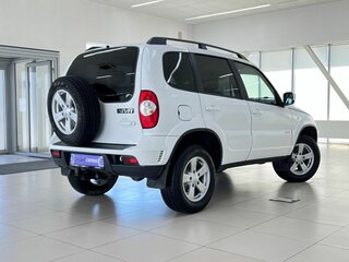 2016 Chevrolet Niva I Рестайлинг, белый, 790000 рублей, вид 4