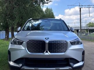 2025 BMW iX1 eDrive 25L, серебристый, 4000000 рублей, вид 3