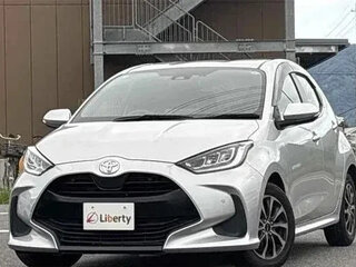 2021 Toyota Yaris IV, серебристый, 980000 рублей, вид 1