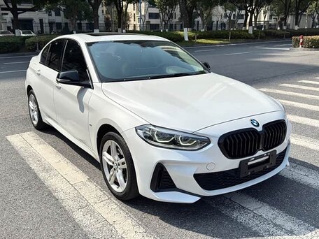 2023 BMW 1 серии 120i III (F52) Рестайлинг, белый, 2133000 рублей, вид 3