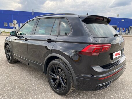 2021 Volkswagen Tiguan II Рестайлинг, чёрный, 3680000 рублей, вид 2