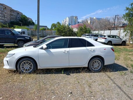 2015 Toyota Camry VII (XV50) Рестайлинг, белый, 1610000 рублей, вид 3