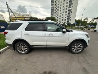 2017 Ford Explorer V Рестайлинг, белый, 2528000 рублей, вид 5