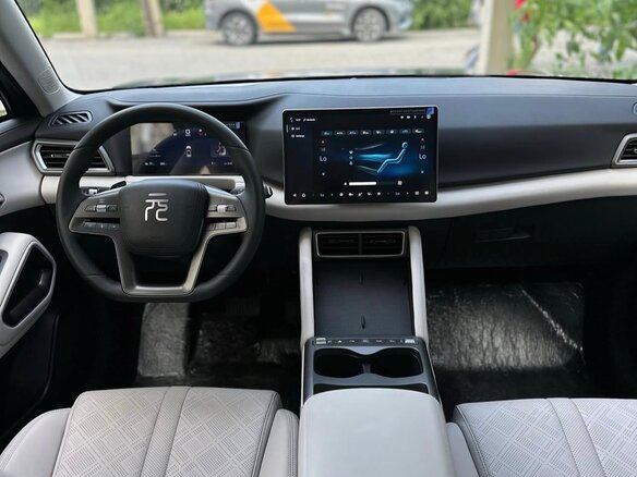 2025 BYD Yuan Up 32 kWh, серебристый - вид 10