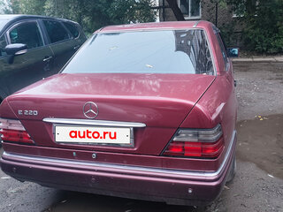 1995 Mercedes-Benz E-Класс 220 I (W124), красный, 250000 рублей, вид 3