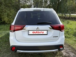 2016 Mitsubishi Outlander III Рестайлинг 2, белый, 1900000 рублей, вид 3