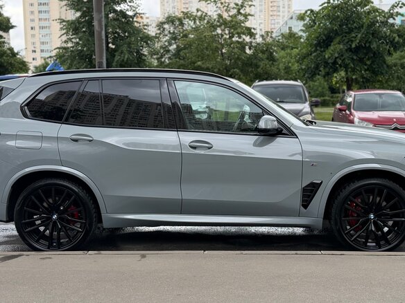 2025 BMW X5 40d IV (G05/G18) Рестайлинг, серый - вид 3
