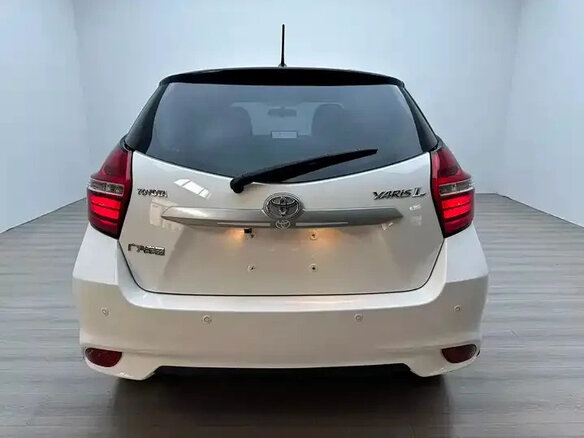2023 Toyota Yaris L XP150 Рестайлинг, белый, 846000 рублей - вид 4
