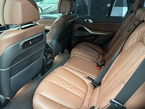 2025 BMW X5 30d IV (G05/G18) Рестайлинг, серый - вид 12
