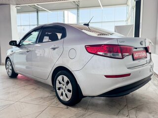 2017 Kia Rio III Рестайлинг, серебристый, 1219000 рублей, вид 4