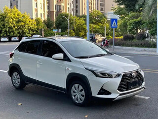 2022 Toyota Yaris IV, белый, 980099 рублей, вид 3