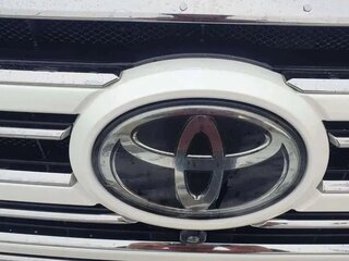 2017 Toyota Land Cruiser 200 Series Рестайлинг 2, белый, 6900000 рублей, вид 4